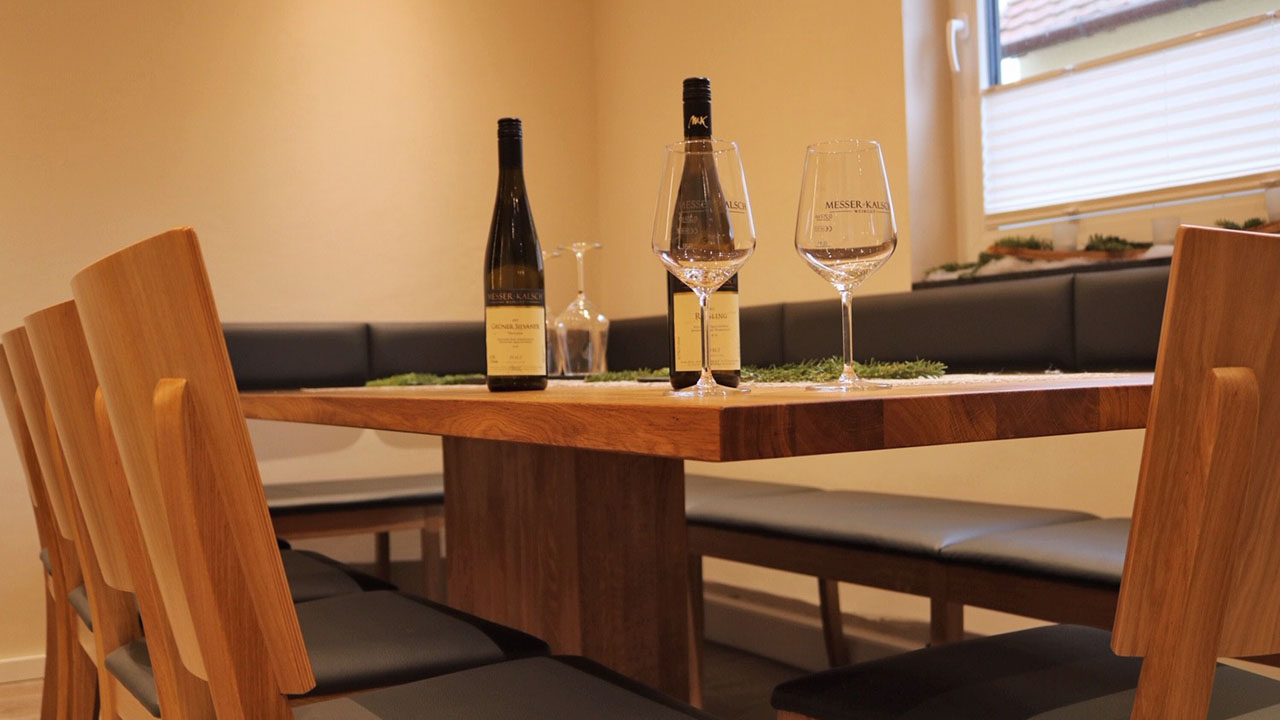 Ladenbau Vinothek-Einrichtung - Tisch für Weinprobe