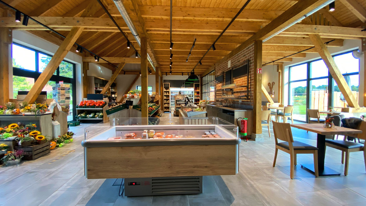 Hofladen mit Kühlmöbeln, Gastronomie und modernem Beleuchtungskonzept