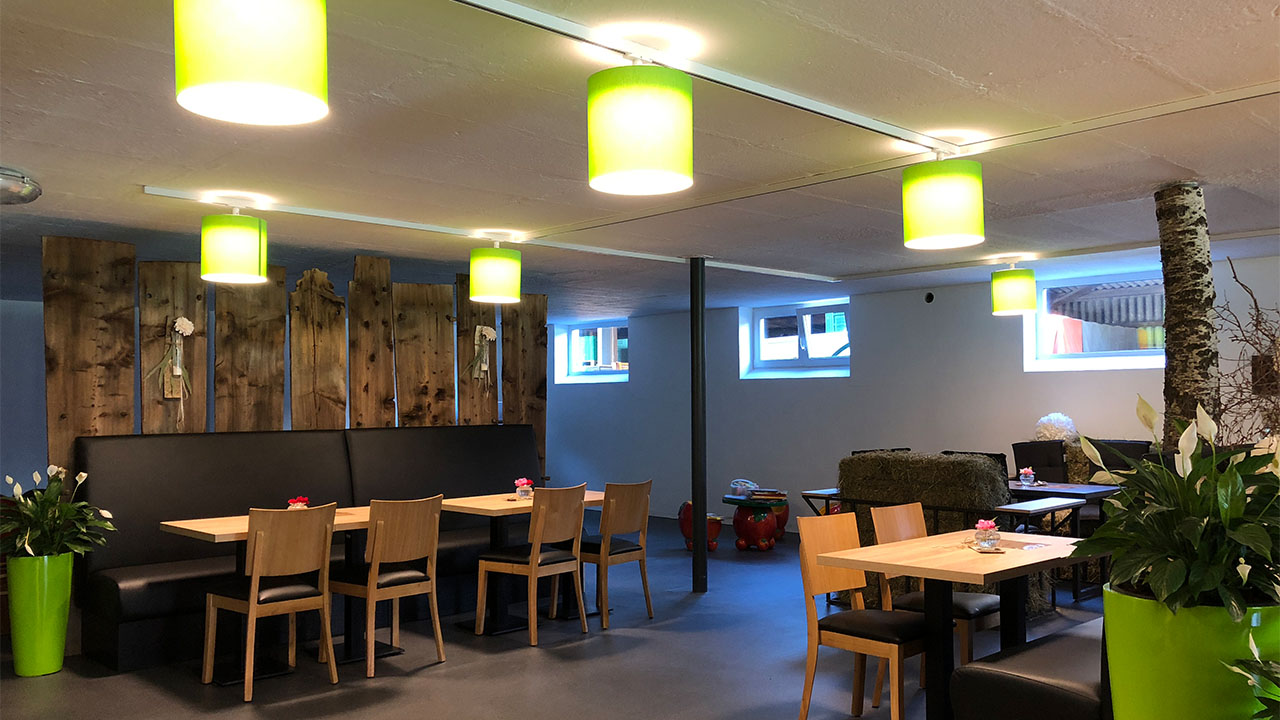 Hofladen-Gastronomie- Gemütliche, moderne Einrichtung mit Holz und Beleuchtungskonzept